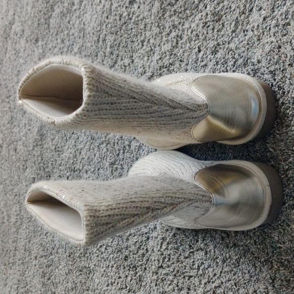 Adorable gold sequin knit boots - Picture 4 of 8